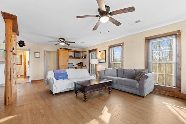 171 Split Rail LN, Smithville, TX 78957