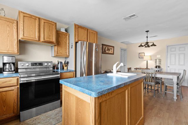 171 Split Rail LN, Smithville, TX 78957