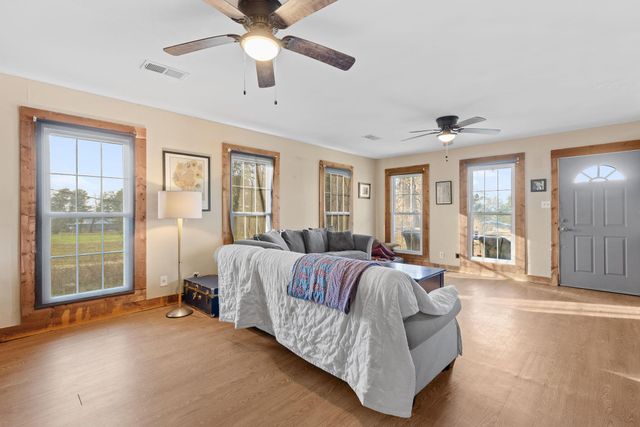 171 Split Rail LN, Smithville, TX 78957