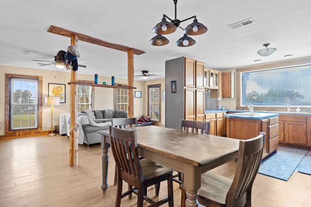 171 Split Rail LN, Smithville, TX 78957