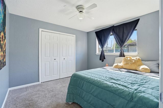 914 Temple Circle, Hitchcock, TX 77563