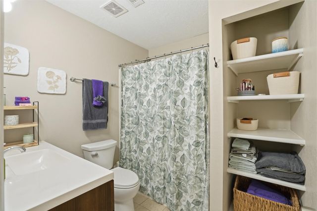 914 Temple Circle, Hitchcock, TX 77563