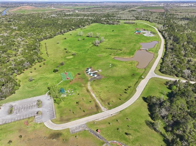 914 Temple Circle, Hitchcock, TX 77563