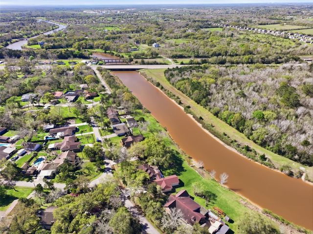 914 Temple Circle, Hitchcock, TX 77563