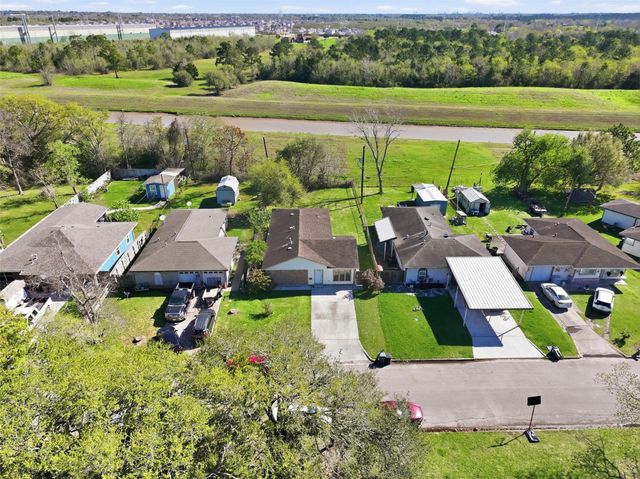 914 Temple Circle, Hitchcock, TX 77563