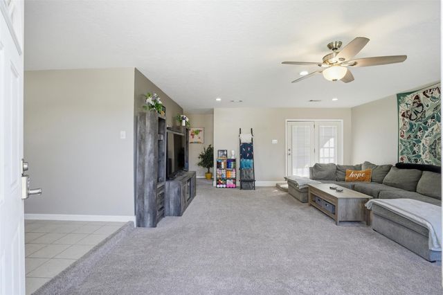 914 Temple Circle, Hitchcock, TX 77563