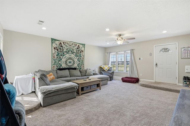 914 Temple Circle, Hitchcock, TX 77563