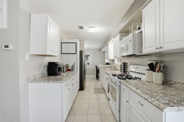 914 Temple Circle, Hitchcock, TX 77563