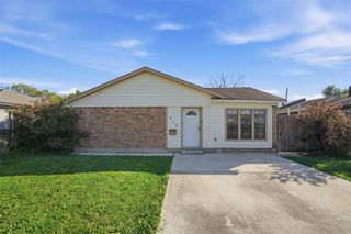 914 Temple Circle, Hitchcock, TX 77563