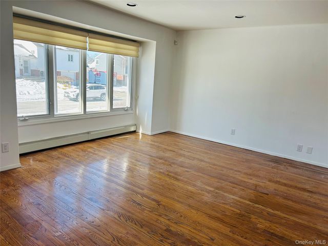 19 Alan Court, Plainview, NY 11803