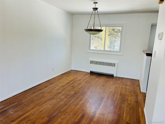 19 Alan Court, Plainview, NY 11803