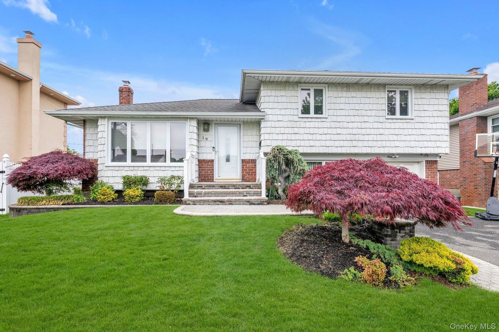 19 Alan Court, Plainview, NY 11803