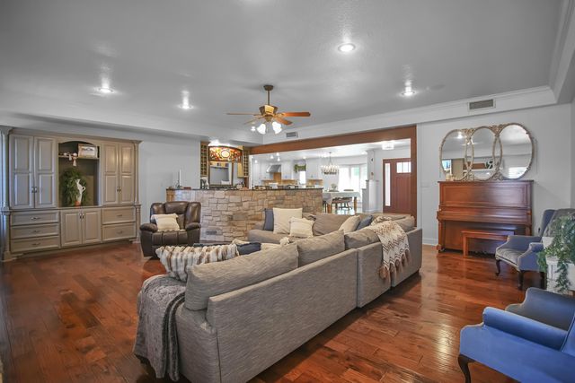 1607 E Paseo Circle, Brownfield, TX 79316