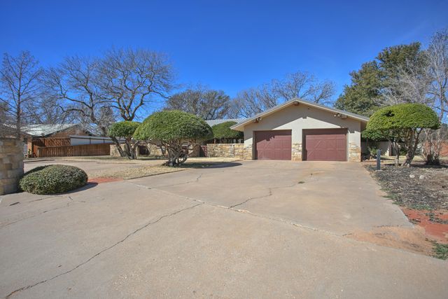 1607 E Paseo Circle, Brownfield, TX 79316
