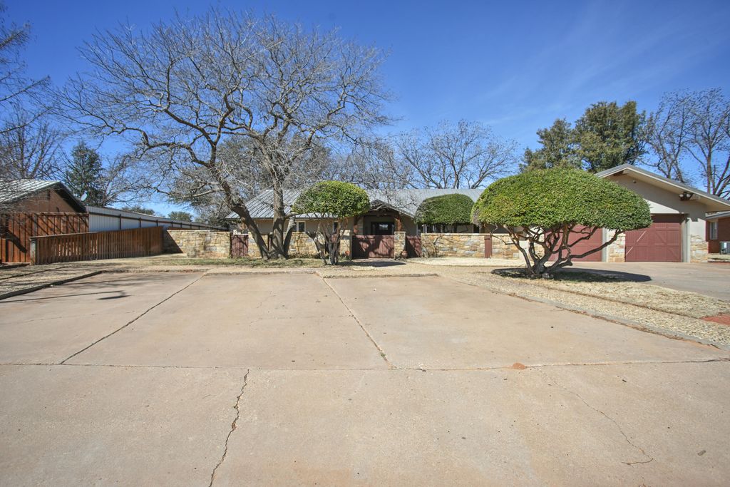 1607 E Paseo Circle, Brownfield, TX 79316