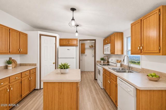 233 E MICHELLE Drive, Phoenix, AZ 85022