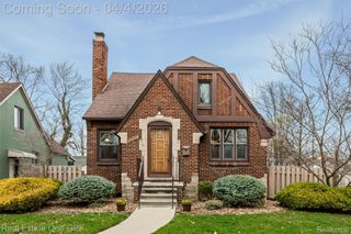 1488 Roslyn Road, Grosse Pointe Woods, MI 48236