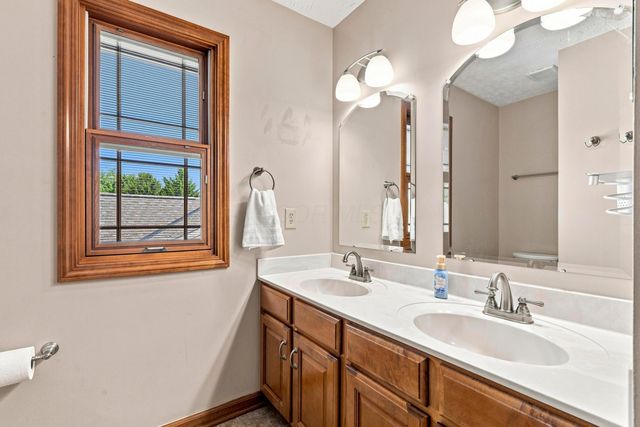8482 Olenbrook Drive, Lewis Center, OH 43035