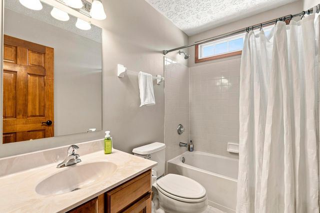 8482 Olenbrook Drive, Lewis Center, OH 43035