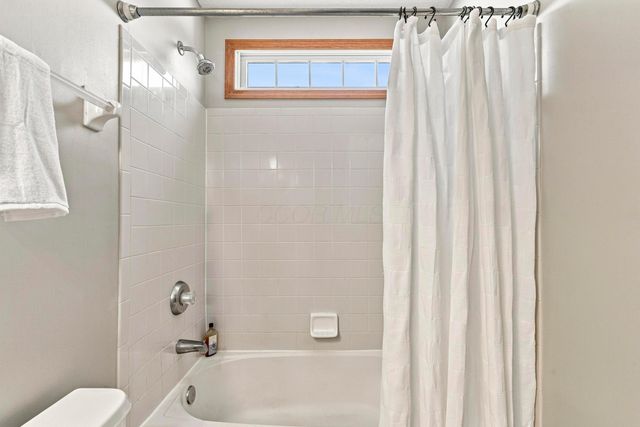 8482 Olenbrook Drive, Lewis Center, OH 43035