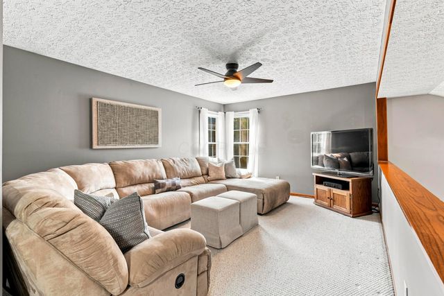 8482 Olenbrook Drive, Lewis Center, OH 43035