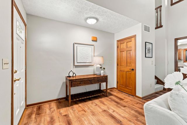 8482 Olenbrook Drive, Lewis Center, OH 43035