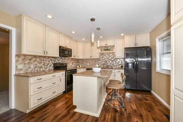 2828 River Bluff DRIVE, Janesville, WI 53545