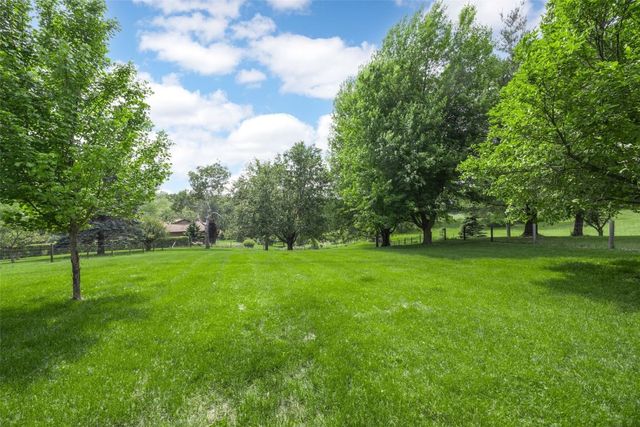 13 South View Drive NE, Iowa City, IA 52240