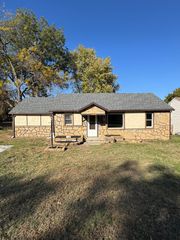 1421 East Nora Street, Springfield, MO 65803