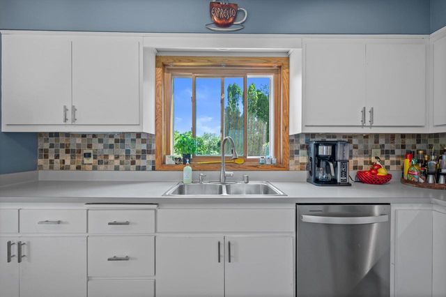 5220 S Skyline DRIVE, New Berlin, WI 53151