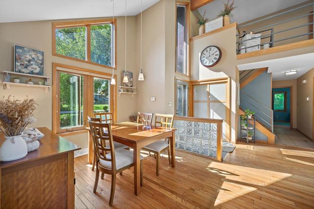 5220 S Skyline DRIVE, New Berlin, WI 53151