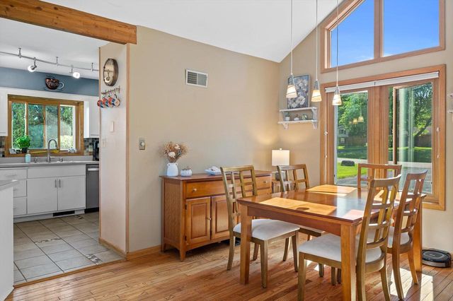 5220 S Skyline DRIVE, New Berlin, WI 53151