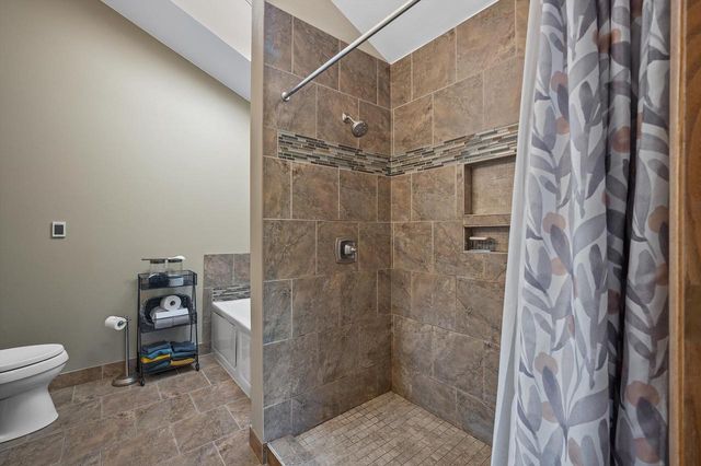 5220 S Skyline DRIVE, New Berlin, WI 53151