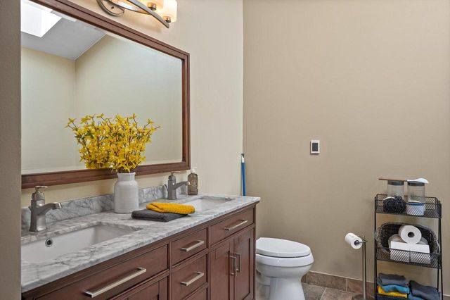 5220 S Skyline DRIVE, New Berlin, WI 53151