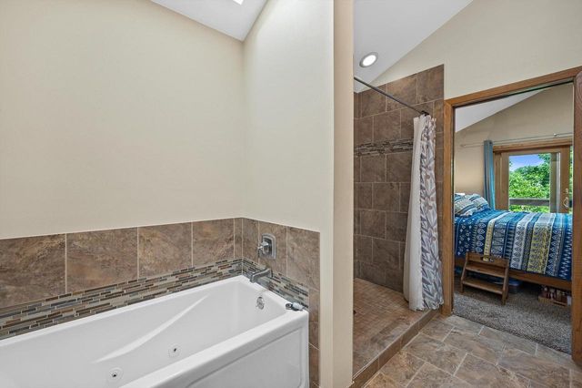 5220 S Skyline DRIVE, New Berlin, WI 53151