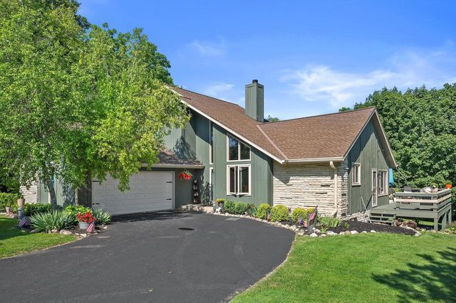 5220 S Skyline DRIVE, New Berlin, WI 53151