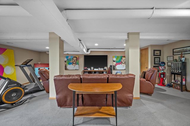 5220 S Skyline DRIVE, New Berlin, WI 53151