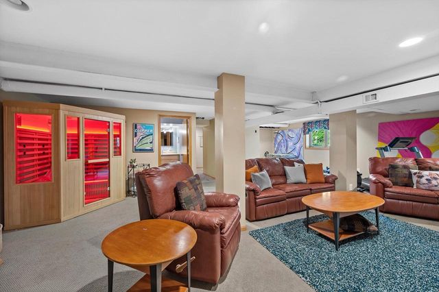 5220 S Skyline DRIVE, New Berlin, WI 53151