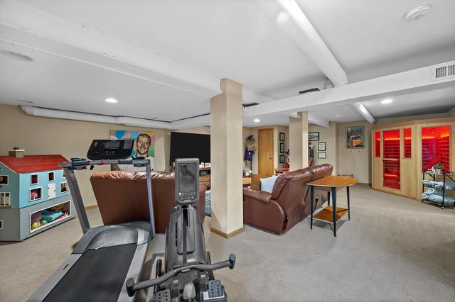 5220 S Skyline DRIVE, New Berlin, WI 53151