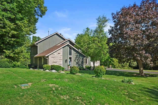 5220 S Skyline DRIVE, New Berlin, WI 53151