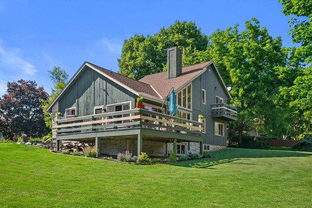 5220 S Skyline DRIVE, New Berlin, WI 53151