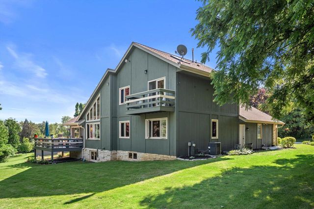 5220 S Skyline DRIVE, New Berlin, WI 53151