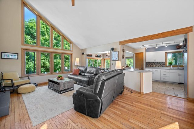 5220 S Skyline DRIVE, New Berlin, WI 53151