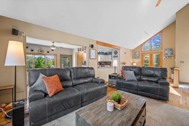 5220 S Skyline DRIVE, New Berlin, WI 53151