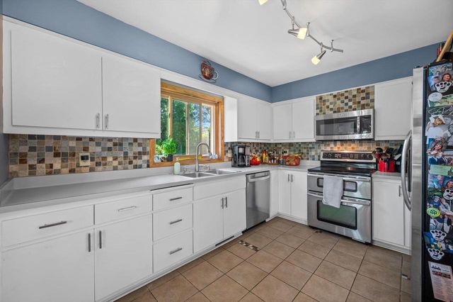 5220 S Skyline DRIVE, New Berlin, WI 53151
