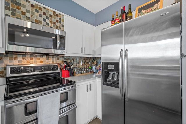5220 S Skyline DRIVE, New Berlin, WI 53151