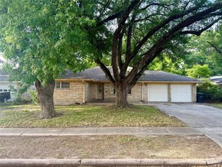 7868 Broadview Drive, Houston, TX 77061
