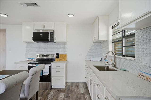 16510 Jamaica Inn Road, Jamaica Beach, TX 77554