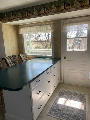 6013 Ridgeway Drive, Woodridge, IL 60517