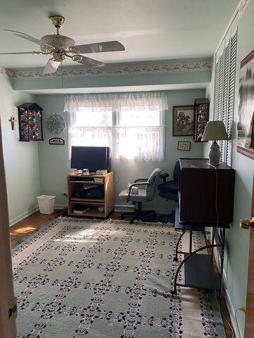 6013 Ridgeway Drive, Woodridge, IL 60517